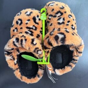 Crocs Classic Cozzzy Slipper Animal Print slip-on slippers Size Men 4/Women 6